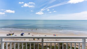 På stranden