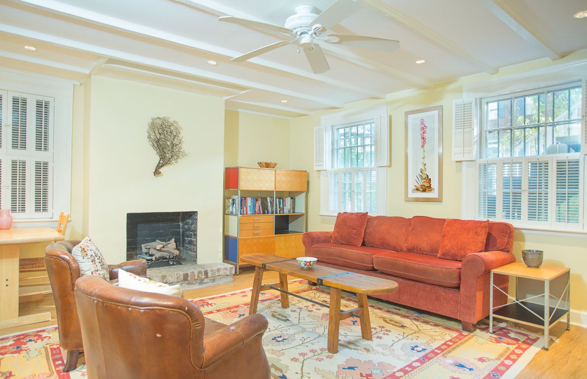 スマートテレビ、暖炉、書庫