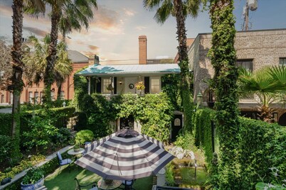 Experience Savannah like you live here! Shared Courtyard! Dog Friendly!