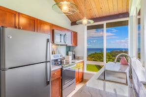 Frigorifero, microonde, forno, piano cottura