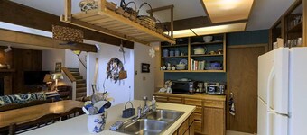 Accueil chaleureux w / bain à remous et vue sur la montagne privé! Seulement sept minutes des pistes!