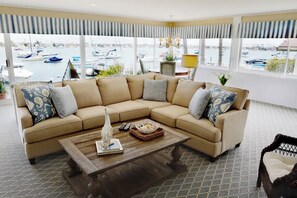 Älytelevisio, takka, työhuone