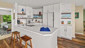Refrigerador, microondas, horno, placa de cocina