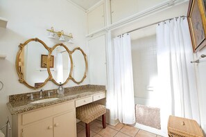 1 bedroom, iron/ironing board, free WiFi, bed sheets - Stay Above Mrs. Wilkes Restaurant w/ King, Lunch Included by Lucky Savannah (Savannah)