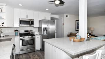 Geladeira, micro-ondas, fogão, cooktop