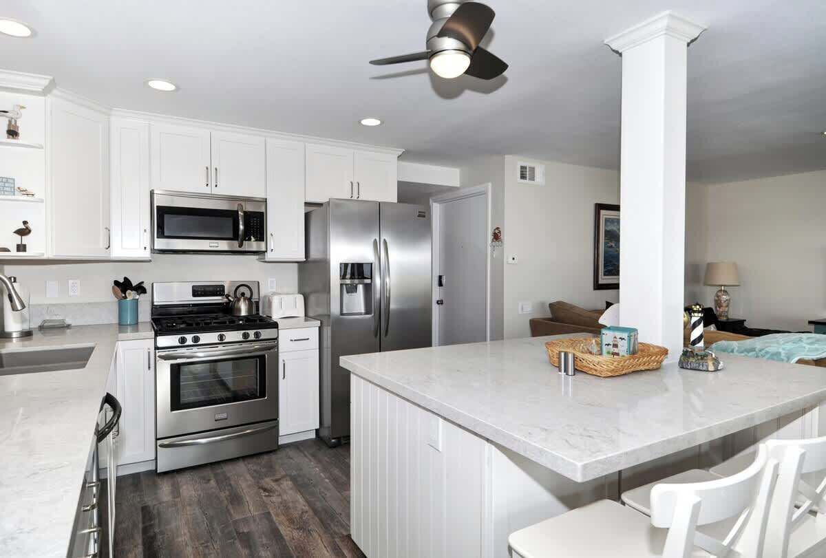 Refrigerador, microondas, horno y parrilla de estufa 