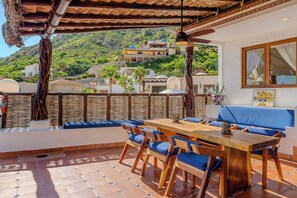 Outdoor dining - La Casa de la familia Decker: Walk to Town from This Lovely Vacation Villa. Prom (Cabo San Lucas)