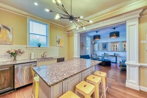 Fridge, microwave, oven, stovetop - Upscale Savannah getaway with WiFi - one mile from downtown (Savannah)