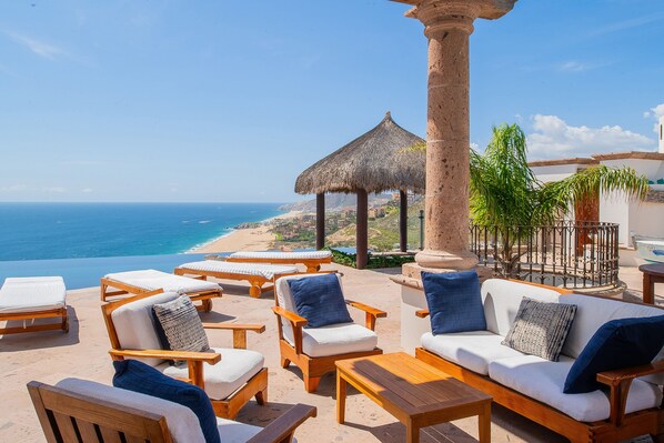 Terrace/patio - Cliffside Oceanfront Villa w/ Cook, Pool, Hot tub, Spa, Sauna & Panoramic Views (Cabo San Lucas)