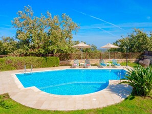Piscina externa sazonal, guarda-sóis, espreguiçadeiras