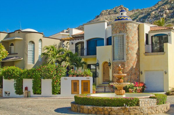 Exterior - Villa de Tres Hermanas: Walk Pedregal to Downtown Cabo & Marina Promos Avail. (Cabo San Lucas)
