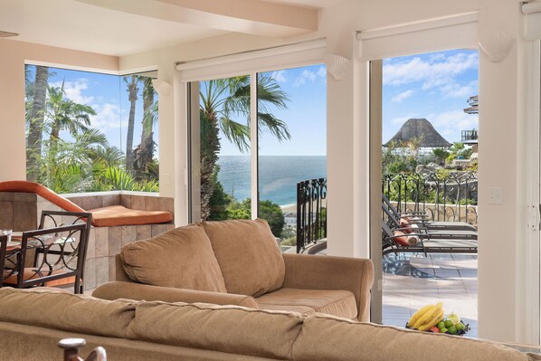 テレビ、DVD プレーヤー