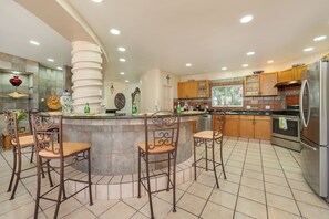 冷蔵庫、電子レンジ、オーブン、コンロ