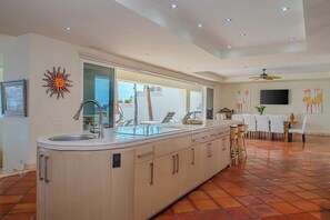 Coffee/tea maker, fridge, microwave, oven