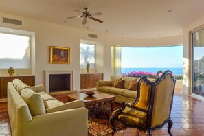 Fernseher, DVD-Player, Stereoanlage