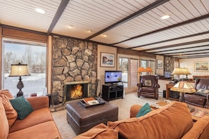 Télévision, cheminée, lecteur de DVD