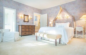 4 bedrooms, iron/ironing board, free WiFi, bed sheets