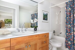 Combined shower/bathtub, hair dryer, towels - Emmalani Court 424 - Fairway view & A/C (Princeville)