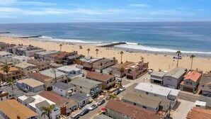 Zona residencial costera con casas, una playa y el océano.