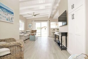 Smart TV, offices - 114 42nd St B | Perfect- 4 houses from the sand (Newport Beach)