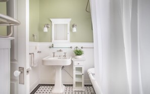 Combined shower/tub, hair dryer, towels - Intimate Studio Hideaway Perfect for Couples by Lucky Savannah (Savannah)