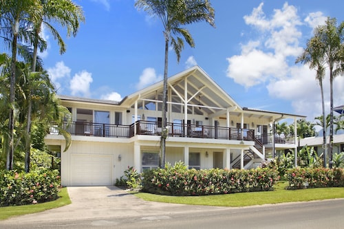Pua Melia, Weke road home in Hanalei with bay views