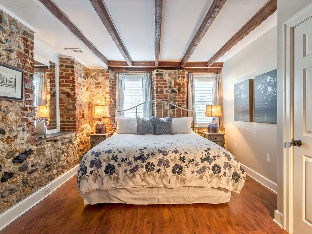 2 bedrooms, iron/ironing board, internet, bed sheets