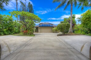 Property grounds - Family house near Hanalei with ocean views (Princeville)