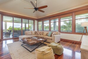 スマートテレビ、DVD プレーヤー、卓球台