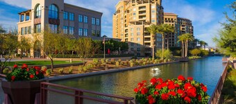 FREE GOLF! Pet Friendly, Upgraded, Heated Pool/Spa Minutes to Giants stadium & Old Town Scottsdale!