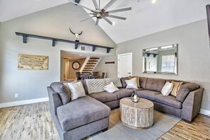 TV, fireplace - FREE GOLF! Pet Friendly, Upgraded, Heated Pool/Spa Minutes to Giants stadium & Old Town Scottsdale! (Scottsdale)