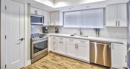 FREE GOLF! Pet Friendly, Upgraded, Heated Pool/Spa Minutes to Giants stadium & Old Town Scottsdale!