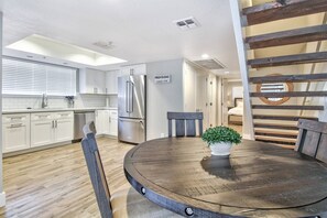 Dining - FREE GOLF! Pet Friendly, Upgraded, Heated Pool/Spa Minutes to Giants stadium & Old Town Scottsdale! (Scottsdale)