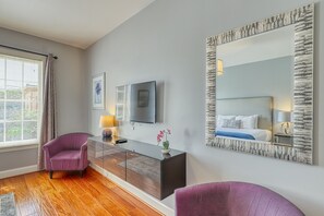 5 bedrooms, iron/ironing board, Internet, bed sheets - Luxury vacation rental with ample privacy - highly walkable, close to downtown (Savannah)