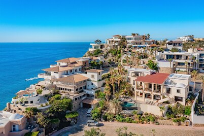 Sunrise Villa: Large Ocean View villa sleeps 31 guests. Bach ok! Promos avail.