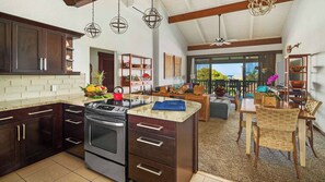 Kylskåp, mikrovågsugn, ugn och spishäll