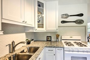 Réfrigérateur, micro-ondes, plaque de cuisson, lave-vaisselle