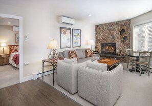 Fernseher, Kamin, DVD-Player