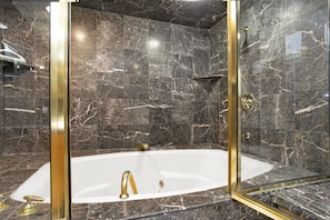 Combined shower/tub, hair dryer, towels - Luxury Condo in Vail Village, Walk to Lifts, Tyro5 (Vail)