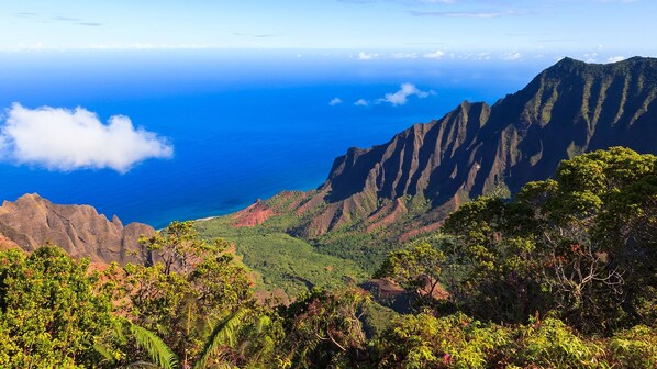 Un paisaje montañoso con vista al océano.