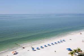 En la playa, toallas de playa, paseos en botes de motor y pesca 