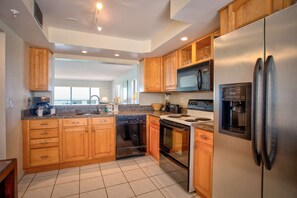 Una cocina moderna con armarios de madera, electrodomésticos de acero inoxidable y una isla grande.