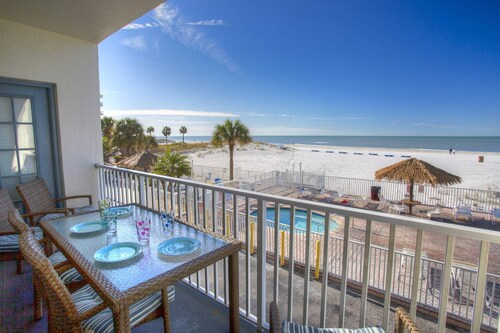 Relax Beachfront with Beach Views, Pool, Hot Tub +$400.00 Free Fun Activities Daily. Prime location