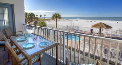 Relax Beachfront with Beach Views, Pool, Hot Tub +$400.00 Free Fun Activities Daily. Prime location