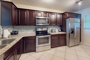 Réfrigérateur, micro-ondes, lave-vaisselle, cafetière/bouilloire