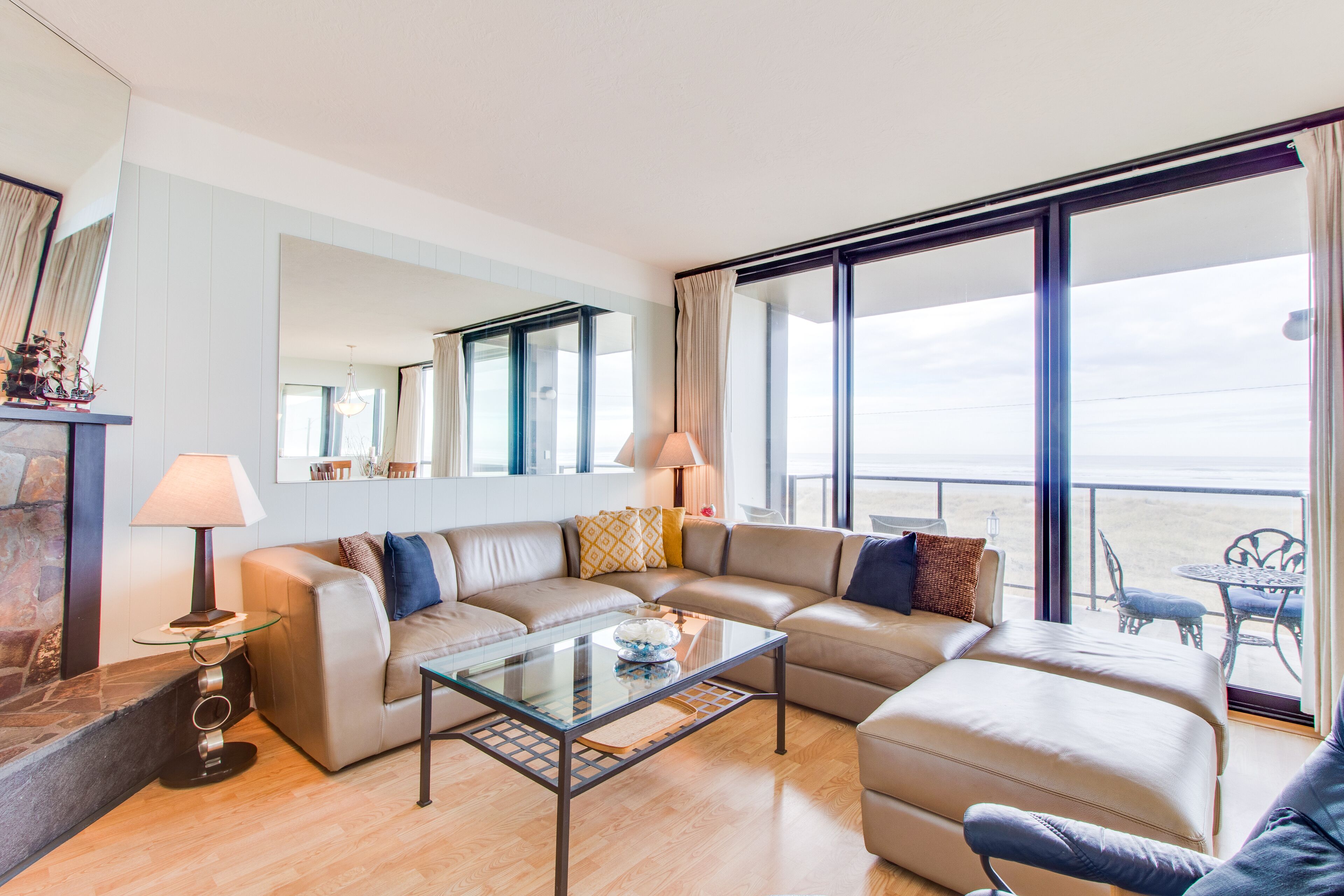 Lovely oceanfront condo with views & easy beach & promenade access