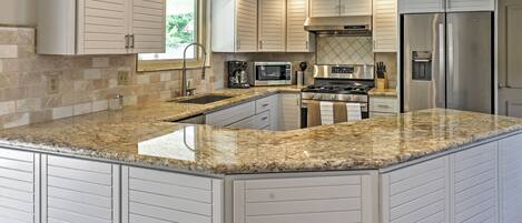 Een koelkast, een magnetron, een kookplaat, een vaatwasser