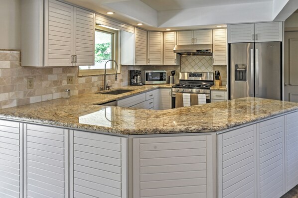 Fridge, microwave, stovetop, dishwasher