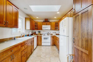 Frigorifero, microonde, forno, piano cottura