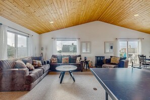 TV, caminetto, videogiochi, lettore DVD